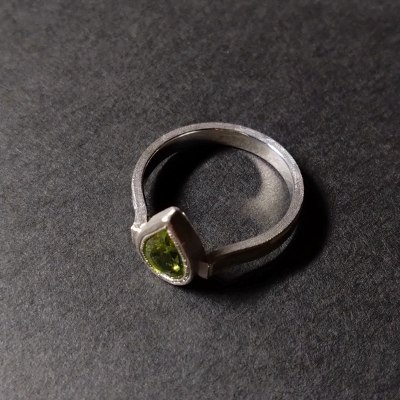 ペリドット　天然石　誕生石　８月　リング　指輪　一点物　金属アレルギー対応　オリーブグリーン　手彫り　ミルグレイン　 4枚目の画像