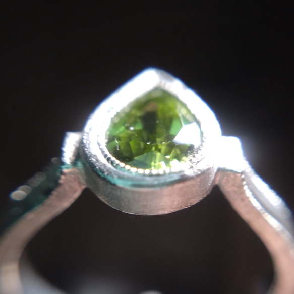 ペリドット　天然石　誕生石　８月　リング　指輪　一点物　金属アレルギー対応　オリーブグリーン　手彫り　ミルグレイン　 5枚目の画像