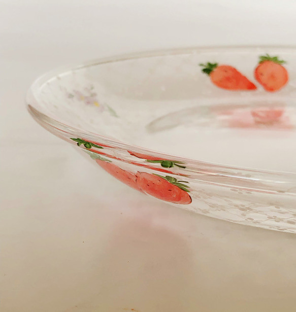 イチゴとレース模様の１7ｃｍケーキプレート・イチゴと白い花 2枚目の画像