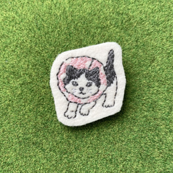 エリザベスカラーを付けた子猫のブローチ(ハチワレ、ピンク) 1枚目の画像