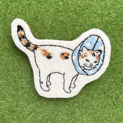 エリザベスカラー猫のブローチ(水色ドット) 1枚目の画像