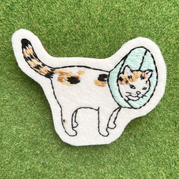 エリザベスカラー猫のブローチ(ミント) 1枚目の画像
