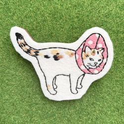 エリザベスカラー猫のブローチ(ピンク水玉) 1枚目の画像