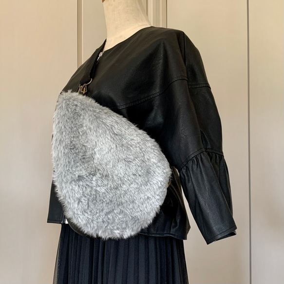 モフモフ、ふわふわなしずく。フェイクレザーのしずくバッグ。秋冬ファッションのポイントに。黒。warabi-no 1枚目の画像