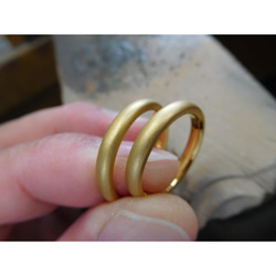 鍛造 結婚指輪 純金 24k 24金 k24 シンプル 甲丸 3mm つや消し マット加工 3枚目の画像