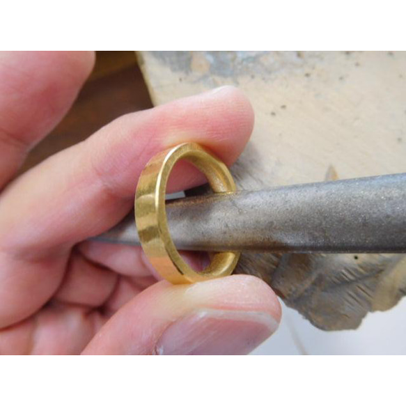 鍛造 結婚指輪 純金 24k 24金 k24 シンプル 縦目の槌目加工 男性 4mm 女性 3mm つや消し 8枚目の画像