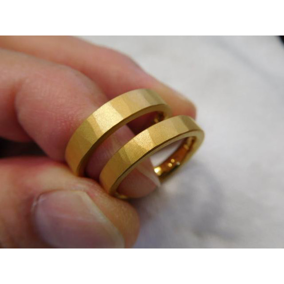 鍛造 結婚指輪 純金 24k 24金 k24 シンプル 縦目の槌目加工 男性 4mm 女性 3mm つや消し 2枚目の画像