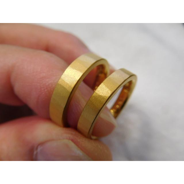 鍛造 結婚指輪 純金 24k 24金 k24 シンプル 縦目の槌目加工 男性 4mm 女性 3mm つや消し