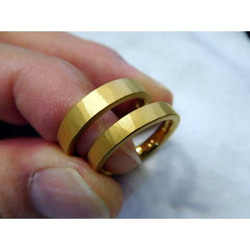 鍛造 結婚指輪 純金 24k 24金 k24 シンプル 縦目の槌目加工 男性 4mm 女性 3mm つや消し 3枚目の画像