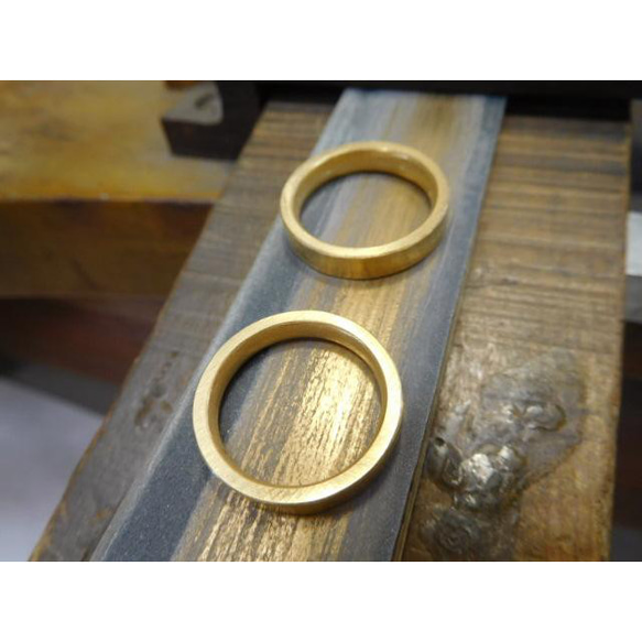 鍛造 結婚指輪 純金 24k 24金 k24 シンプル 縦目の槌目加工 男性 4mm 女性 3mm つや消し 6枚目の画像