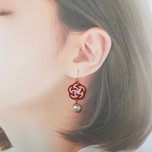 赤×金×白】水引梅結びとコットンパールのピアス ピアス（フック