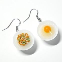 納豆かけご飯と卵かけご飯のアシンメトリーピアス　イヤリング 1枚目の画像