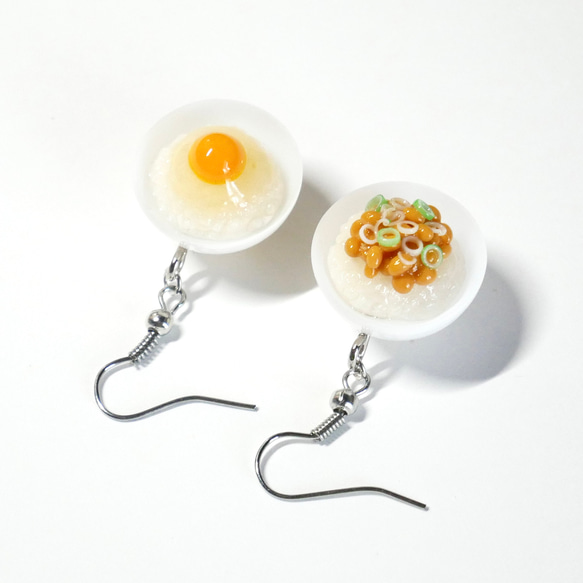 納豆かけご飯と卵かけご飯のアシンメトリーピアス　イヤリング 5枚目の画像