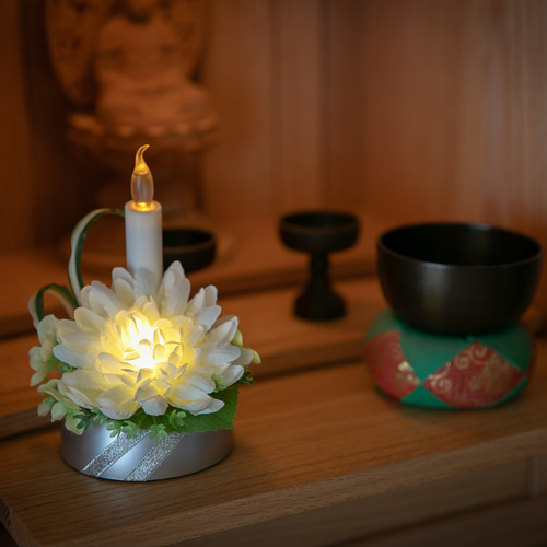 374 LED ローソク付お供え花 菊とグリーン 【仏花 LEDﾌﾗﾜｰｱﾚﾝｼﾞ