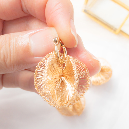 極細ワイヤークロッシェの立体的なお花のピアス／イヤリング[Lt 