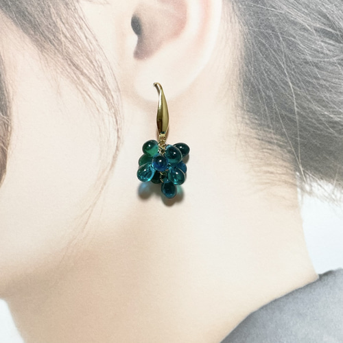 ハンドメイド チェコビーズ ぶどうのピアス ピアス（フック