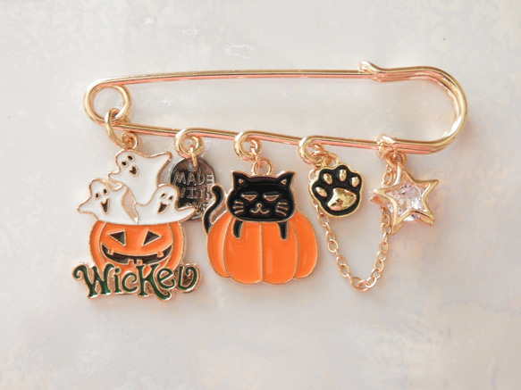 ＊送料無料＊チャリティー★Happy Halloween☆彡 wicked！カボチャの猫ちゃんブローチピン　＊ハロウィン 2枚目の画像