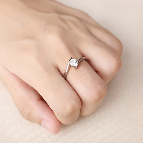 newデザイン】0.5ct モアサナイト ダイヤ リング k18 指輪・リング 