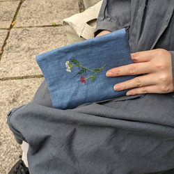 ブックカバー　草花の刺繍　　横振りミシン　生成り　秋色2023　和モダン　オフホワイト 3枚目の画像