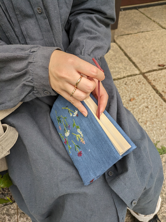 ブックカバー　草花の刺繍　　横振りミシン　生成り　秋色2023　和モダン　オフホワイト 8枚目の画像