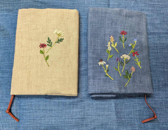 ブックカバー　草花の刺繍　　横振りミシン　生成り　秋色2023　和モダン　オフホワイト 4枚目の画像