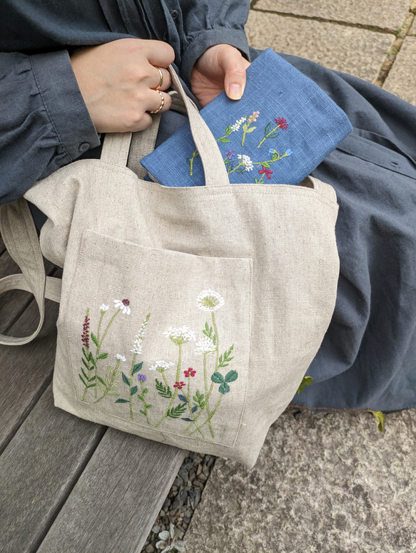 ブックカバー　草花の刺繍　　横振りミシン　生成り　秋色2023　和モダン　オフホワイト 1枚目の画像