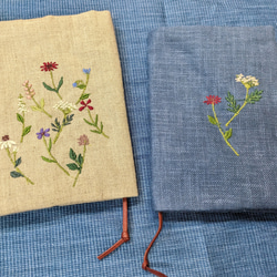 ブックカバー　草花の刺繍　　横振りミシン　生成り　秋色2023　和モダン　オフホワイト 5枚目の画像