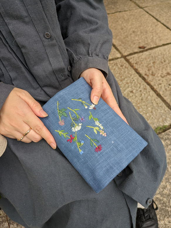 ブックカバー　草花の刺繍　　横振りミシン　生成り　秋色2023　和モダン　オフホワイト 7枚目の画像