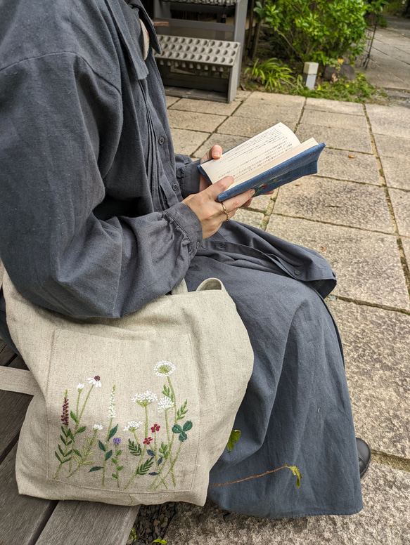 ブックカバー　草花の刺繍　　横振りミシン　生成り　秋色2023　和モダン　オフホワイト 2枚目の画像