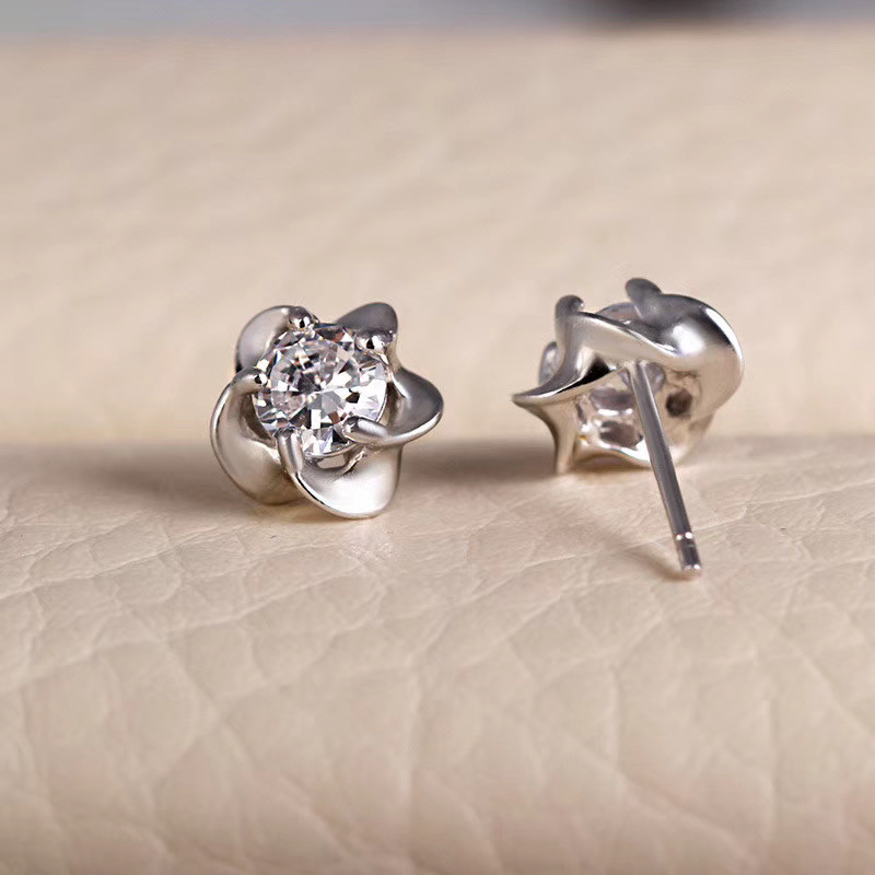 newデザイン】梅の花 モアサナイト ダイヤ ピアス K18WG ピアス 