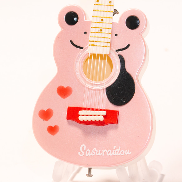 ハート柄でピンクの可愛いカエル型のアコースティックギター 4枚目の画像