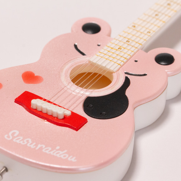 ハート柄でピンクの可愛いカエル型のアコースティックギター 5枚目の画像