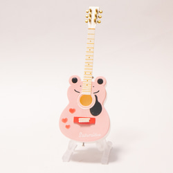 ハート柄でピンクの可愛いカエル型のアコースティックギター 2枚目の画像