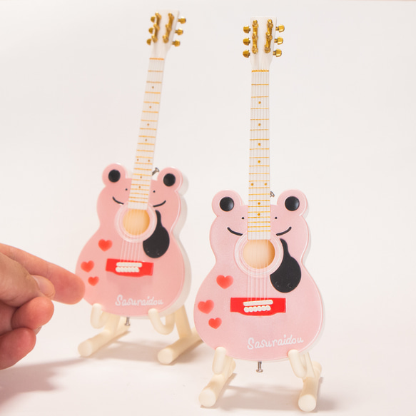 ハート柄でピンクの可愛いカエル型のアコースティックギター 1枚目の画像