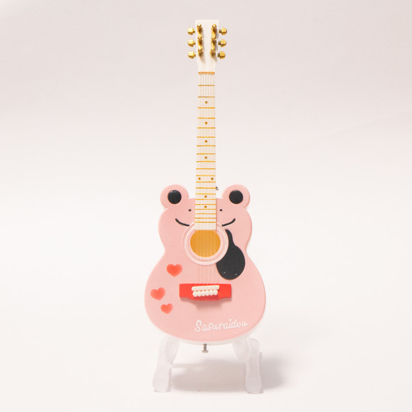 ハート柄でピンクの可愛いカエル型のアコースティックギター 3枚目の画像