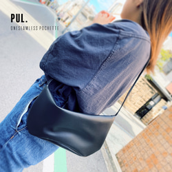 数量限定SALE！【PUL】長財布も入るサコッシュ　ショルダーポシェット　防水　ワンシームレス(BM210007) 1枚目の画像