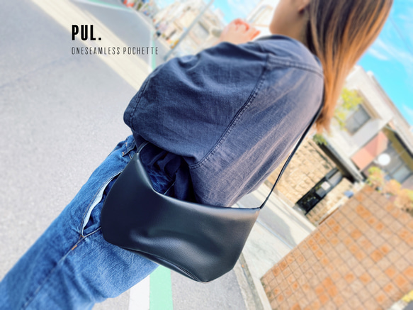 数量限定SALE！【PUL】長財布も入るサコッシュ　ショルダーポシェット　防水　ワンシームレス(BM210007) 1枚目の画像