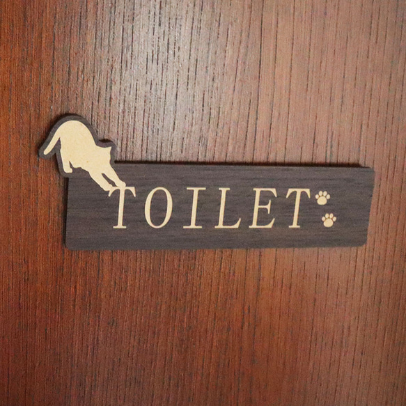 【飛びつく猫ちゃん】 【TOILET】 木製 ドアプレート トイレ ルームプレート 4枚目の画像