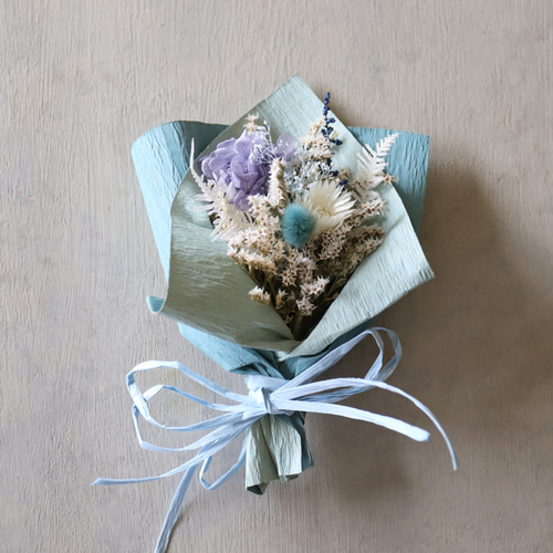 花瓶に入れても吊るしても！ラッピングをつけたままでも外しても