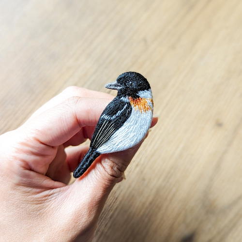 ノビタキの刺繍ブローチ 野鳥 山 ブローチ cancan 通販 16577079