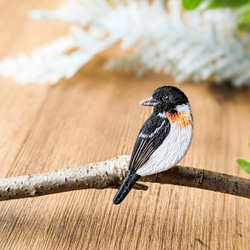 ノビタキの刺繍ブローチ　野鳥　山 4枚目の画像