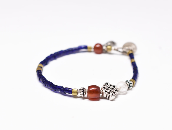 米佐拉姆紅玉髓和古老水晶手鍊，無盡的結，藍色珠子，老奧裡薩邦黃銅和老銀飾物 第4張的照片