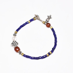 米佐拉姆紅玉髓和古老水晶手鍊，無盡的結，藍色珠子，老奧裡薩邦黃銅和老銀飾物 第7張的照片