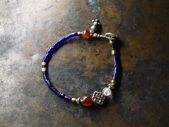 米佐拉姆紅玉髓和古老水晶手鍊，無盡的結，藍色珠子，老奧裡薩邦黃銅和老銀飾物 第3張的照片
