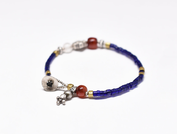 米佐拉姆紅玉髓和古老水晶手鍊，無盡的結，藍色珠子，老奧裡薩邦黃銅和老銀飾物 第6張的照片