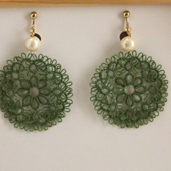 タティングレースのイヤリング(深緑色)　 2枚目の画像