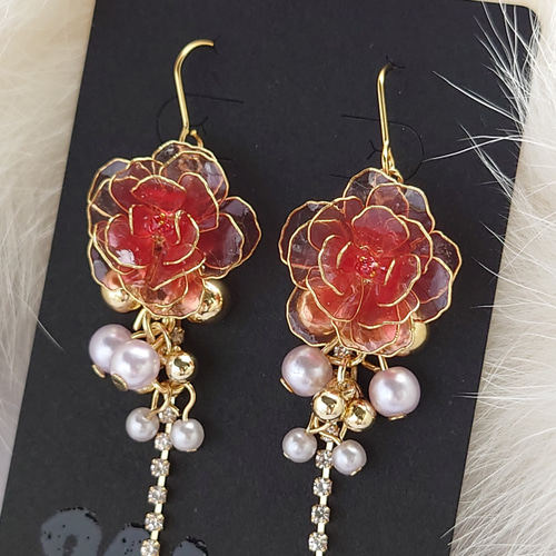 透き通るバラの耳飾り 【色：赤色】 イヤリング/ピアス ピアス
