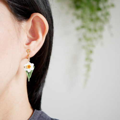 白水仙のピンブローチ(受注制作、レース編み、お花モチーフ) ブローチ