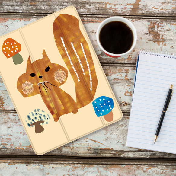 ユニーク ユーモラス 森 の リス と キノコ の イラスト  iPadケース ペン収納 軽量 2枚目の画像