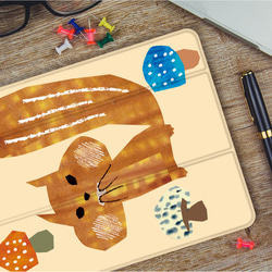 ユニーク ユーモラス 森 の リス と キノコ の イラスト  iPadケース ペン収納 軽量 4枚目の画像